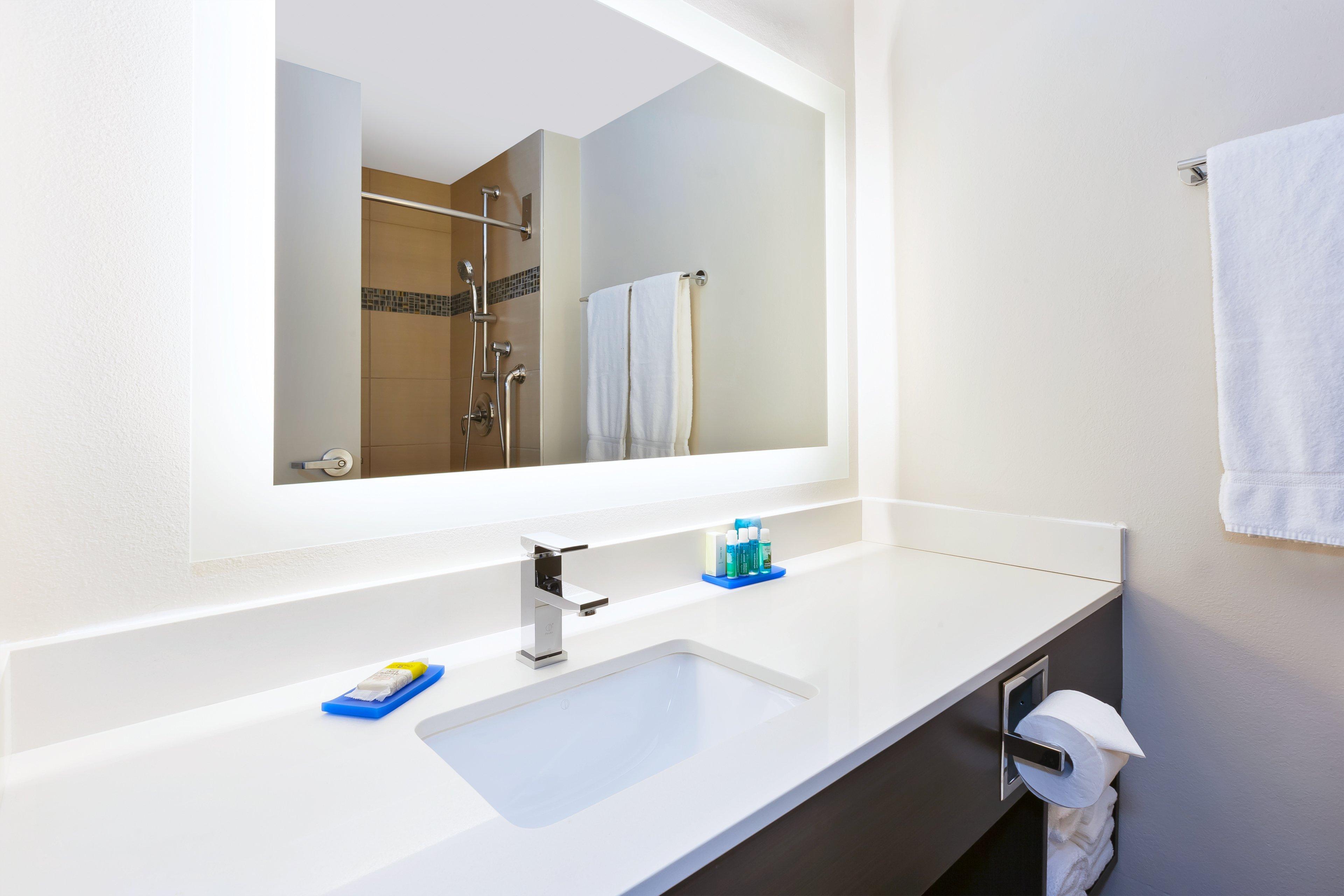 Holiday Inn Express Winnipeg Airport - Polo Park By Ihg Экстерьер фото