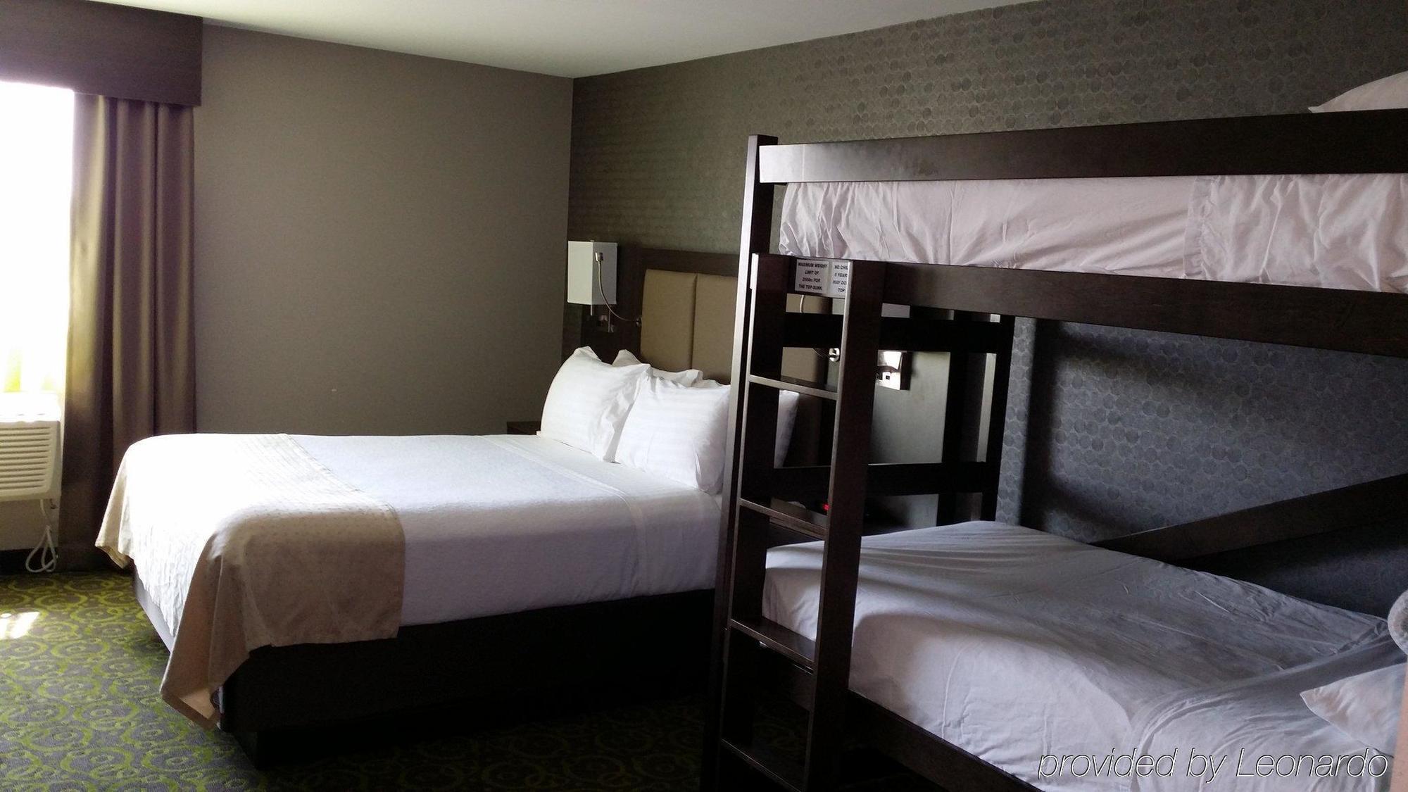 Holiday Inn Express Winnipeg Airport - Polo Park By Ihg Экстерьер фото