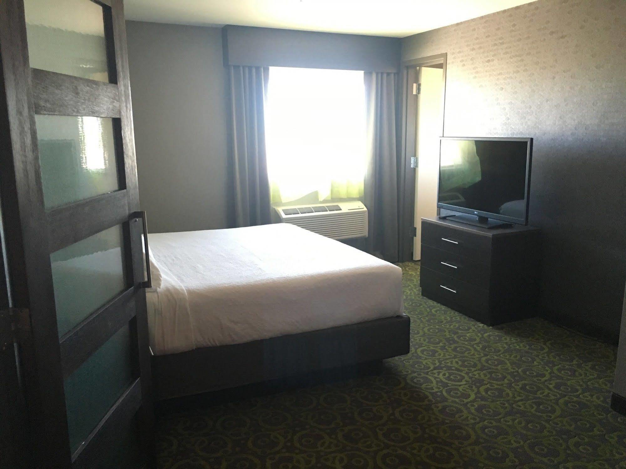 Holiday Inn Express Winnipeg Airport - Polo Park By Ihg Экстерьер фото