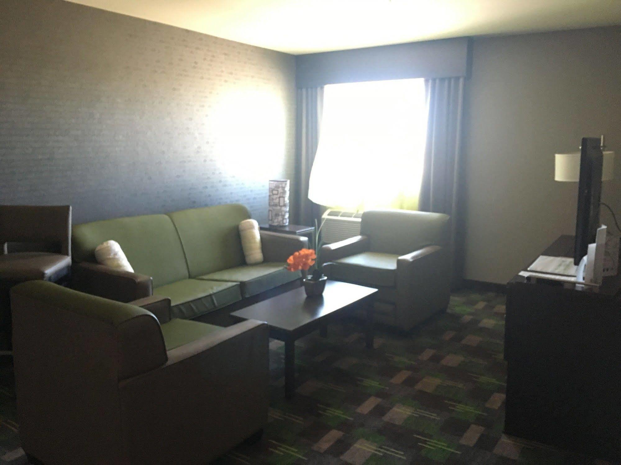 Holiday Inn Express Winnipeg Airport - Polo Park By Ihg Экстерьер фото