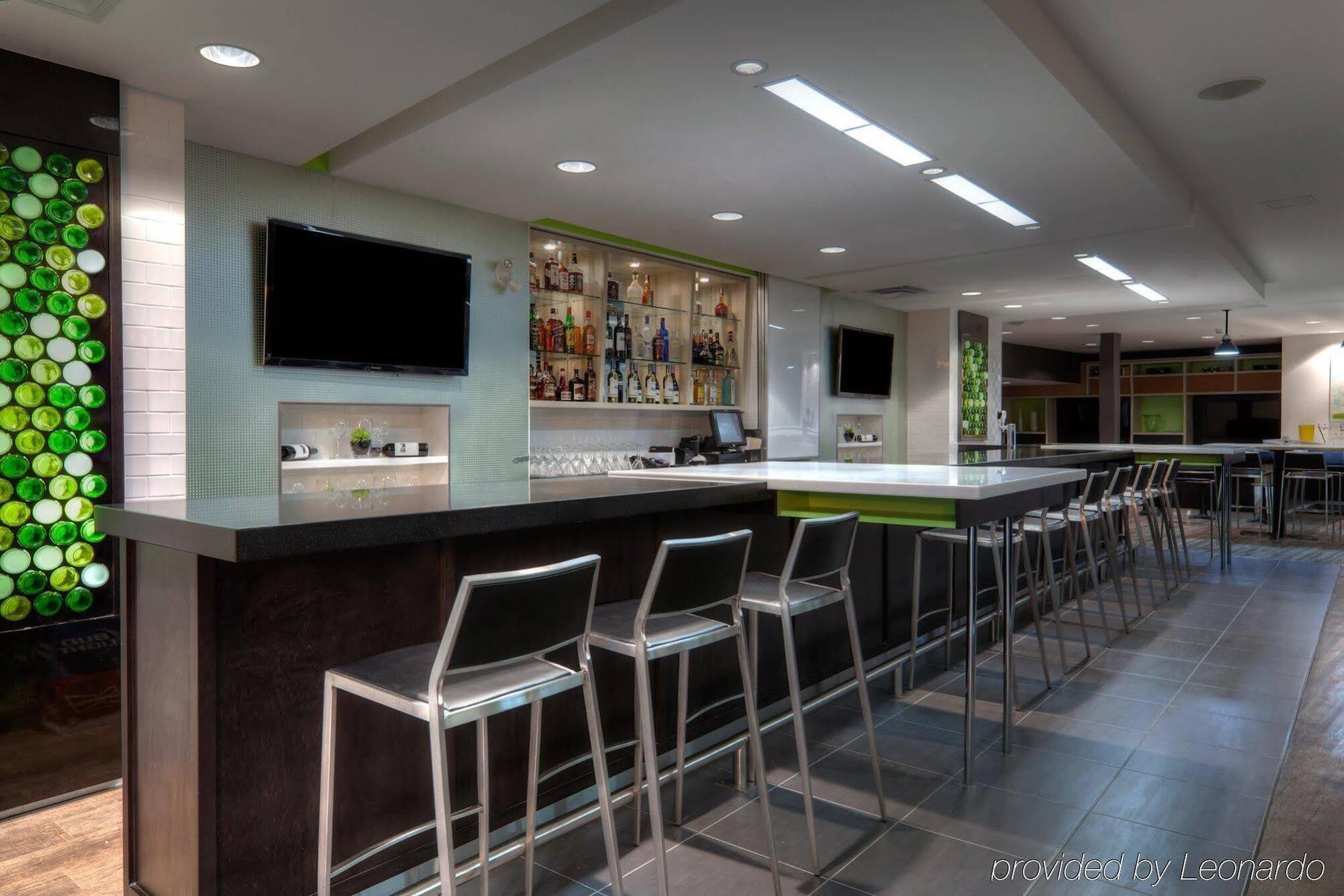 Holiday Inn Express Winnipeg Airport - Polo Park By Ihg Экстерьер фото