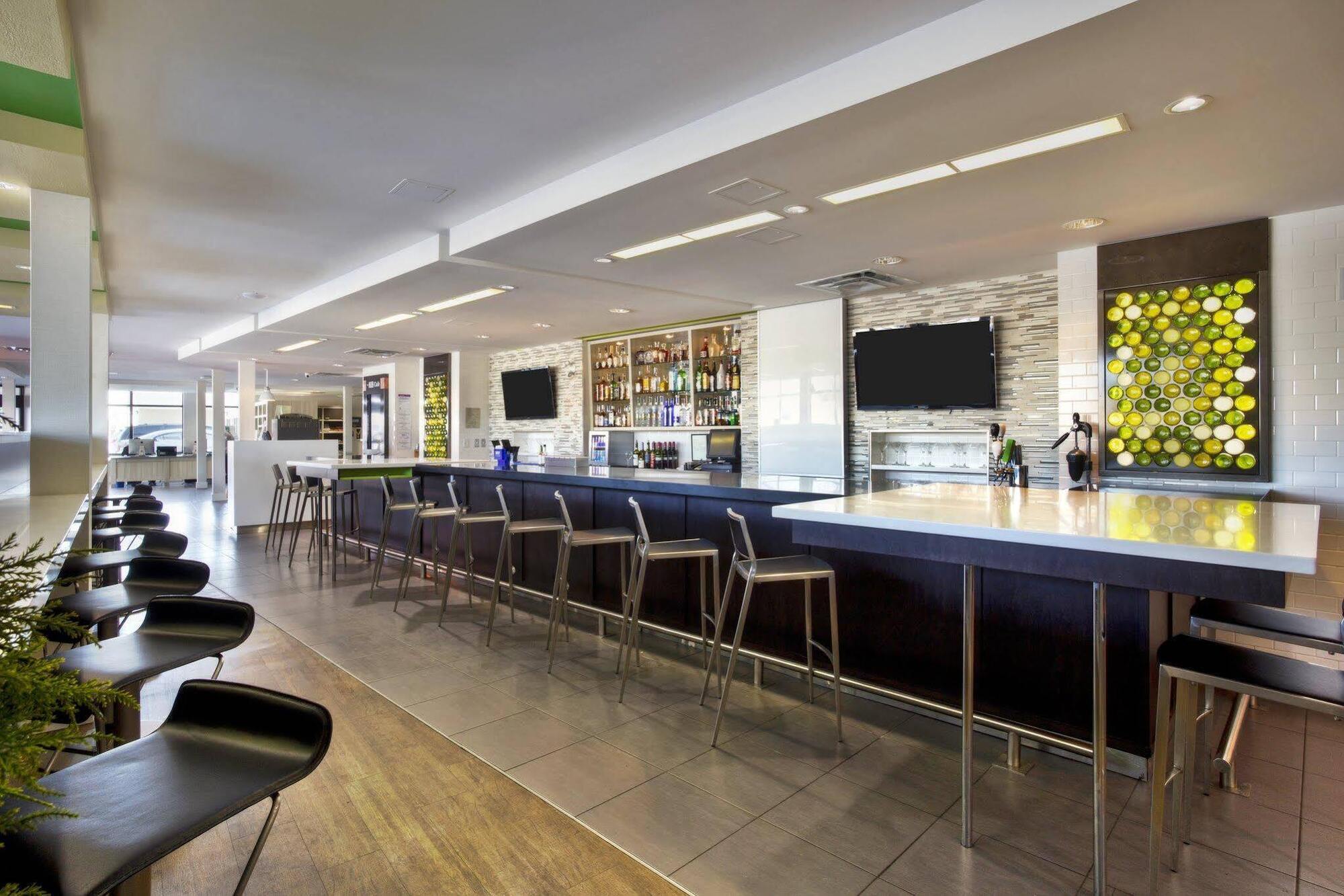 Holiday Inn Express Winnipeg Airport - Polo Park By Ihg Экстерьер фото